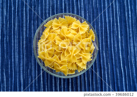 farfalle macaroni pasta in a glass bowl on a farfalle macaroni pasta in a glass bowl on a 39686012
