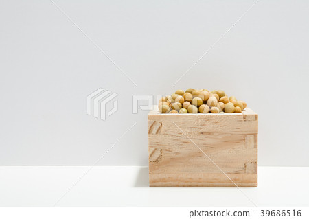 Soybeans in wooden bowl on white table 39686516