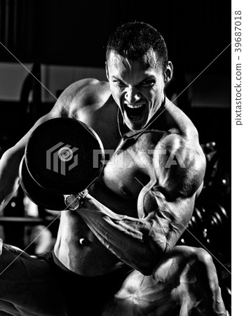 bodybuilder bodybuilder 39687018