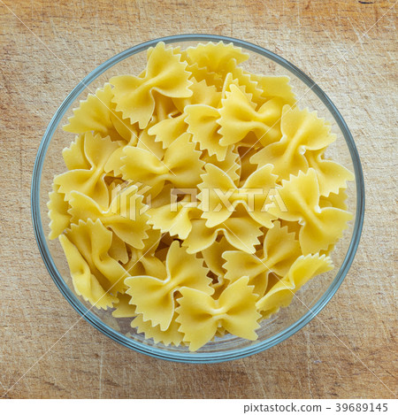 farfalle macaroni pasta in a glass bowl on a farfalle macaroni pasta in a glass bowl on a 39689145