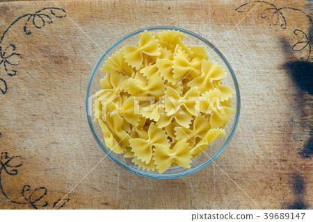 farfalle macaroni pasta in a glass bowl on a farfalle macaroni pasta in a glass bowl on a 39689147