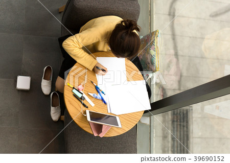 Top view student doing homework in coffee shop Top view student doing homework in coffee shop 39690152