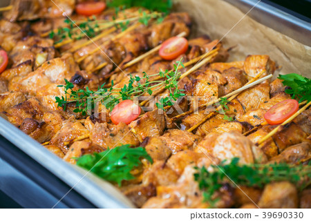 Fresh grilled pork shish kebab served with tomato Fresh grilled pork shish kebab served with tomato 39690330