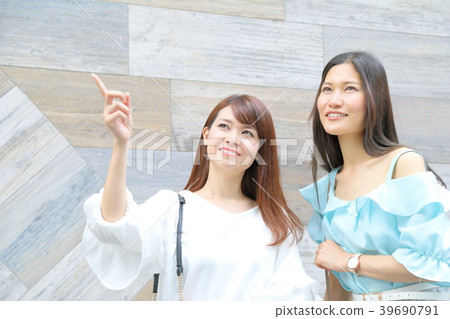 Woman portrait [shopping, sightseeing, walk] 39690791