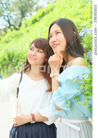 Woman portrait [shopping, sightseeing, walk] 39690803