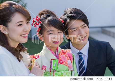 年輕的家庭,女孩,七十五,戶外 年輕的家庭,女孩,七十五,戶外 39690811