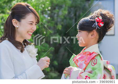 Parent and child, girl, seven hundred fifty-three, outdoor 39690901