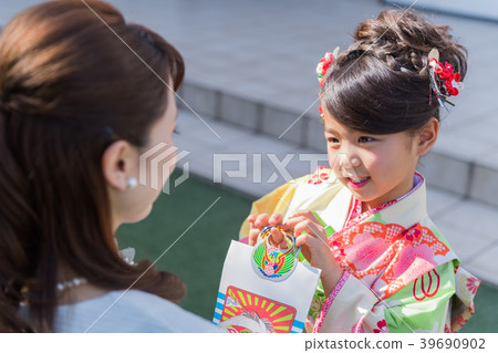 Parent and child, girl, seven hundred fifty-three, outdoor 39690902