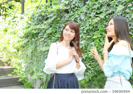 談話的女性[私人衣服，假期，購物] 39690994
