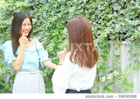 Women who talk [Private clothes, holidays, shopping] 39690998
