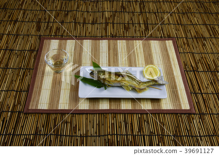 烤三文魚和冷酒 烤三文魚和冷酒 39691127