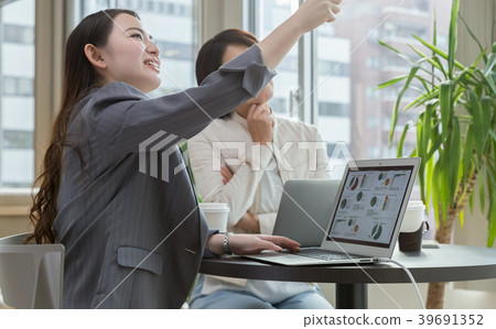 A woman making a meeting A woman making a meeting 39691352