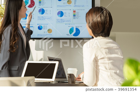 A woman making a meeting 39691354