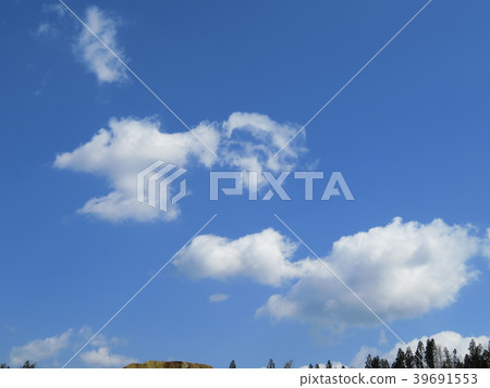 Blue sky and clouds 39691553