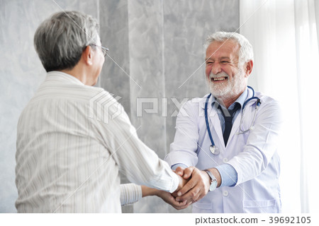 Doctor is handshaking to Asian male patient. 39692105