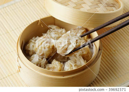 Chinese Steamed Dumplings  39692371