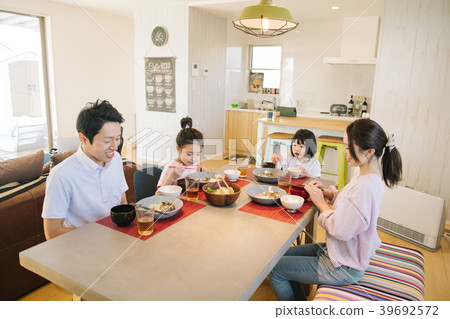 有孩子的家庭膳食風景 39692572