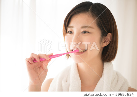 Young woman beauty brushing teeth 39693654