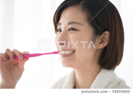 Young woman beauty brushing teeth 39693660