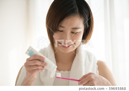 Young Japanese woman doing toothpaste beauty 39693868