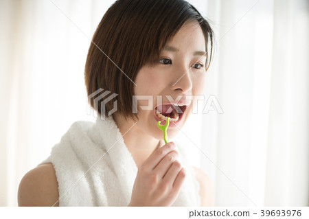 使用牙線的二十年代婦女秀麗 使用牙線的二十年代婦女秀麗 39693976