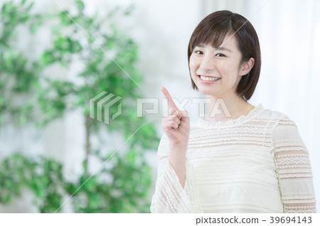 女性畫像明亮的圖像木頭建築 39694143