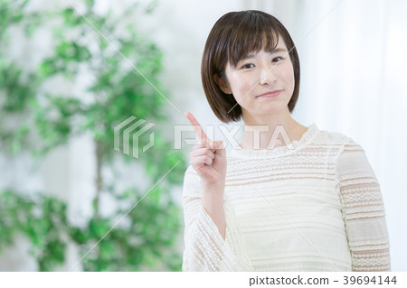 女性畫像明亮的圖像木頭建築 39694144