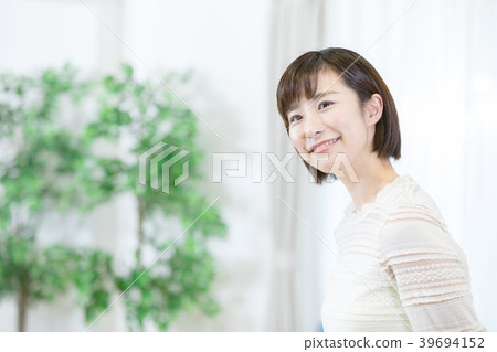 女性畫像明亮的圖像木頭建築 39694152