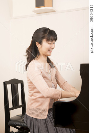 一個女人彈鋼琴 一個女人彈鋼琴 39694315