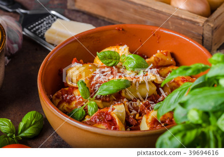 Homemade tortellini with tomato sauce 39694616