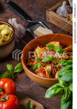 Homemade tortellini with tomato sauce 39694617