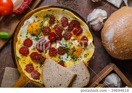 Omelette with chorizo and herbs 39694618