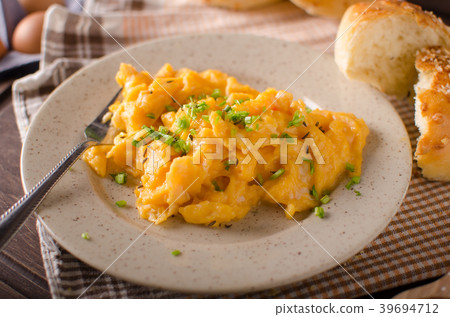Scrambled eggs with buns Scrambled eggs with buns 39694712
