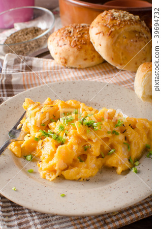 Scrambled eggs with buns 39694732