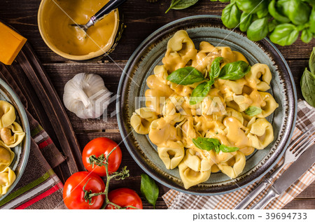 Tortellini with cheese sauce 39694733