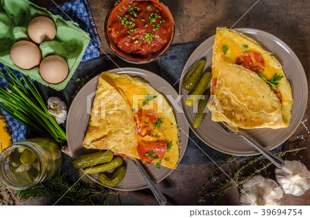 Omelet with chorizo and cheddar cheese 39694754