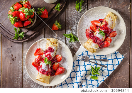 Pancakes with strawberries 39694844