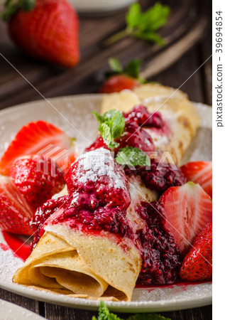 Pancakes with strawberries Pancakes with strawberries 39694854