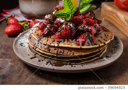 American pancakes with strawberries 39694923
