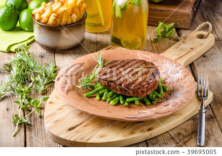 Beef sirloin steak Beef sirloin steak 39695005