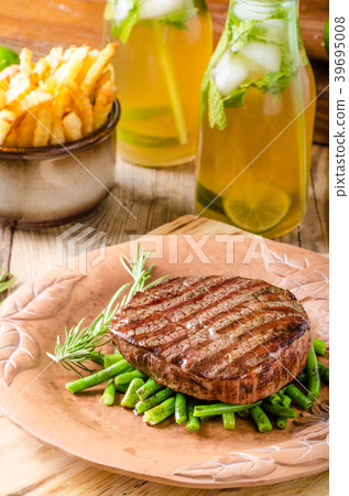 Beef sirloin steak 39695008
