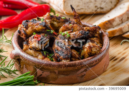 Grilled chicken wings Grilled chicken wings 39695009