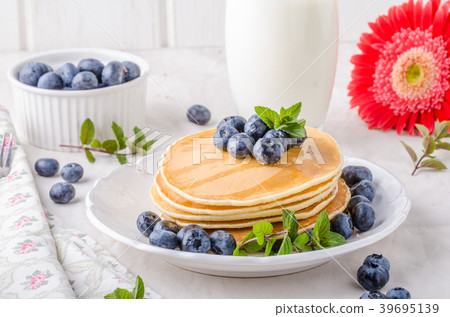 American pancakes with blueberries 39695139
