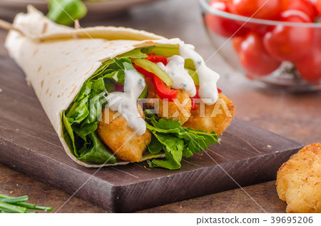 Tortilla with breaded chicken 39695206
