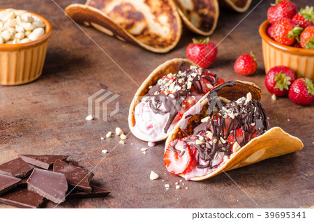 Homemade tacos with ice cream Homemade tacos with ice cream 39695341