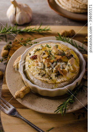 Baked Camembert with nuts 39695571