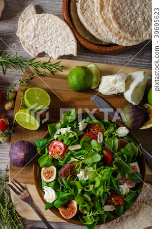 Figs lettuce salad Figs lettuce salad 39695623