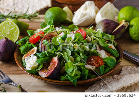Figs lettuce salad Figs lettuce salad 39695624