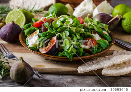 Figs lettuce salad 39695646