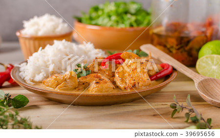 Delicious chicken curry 39695656